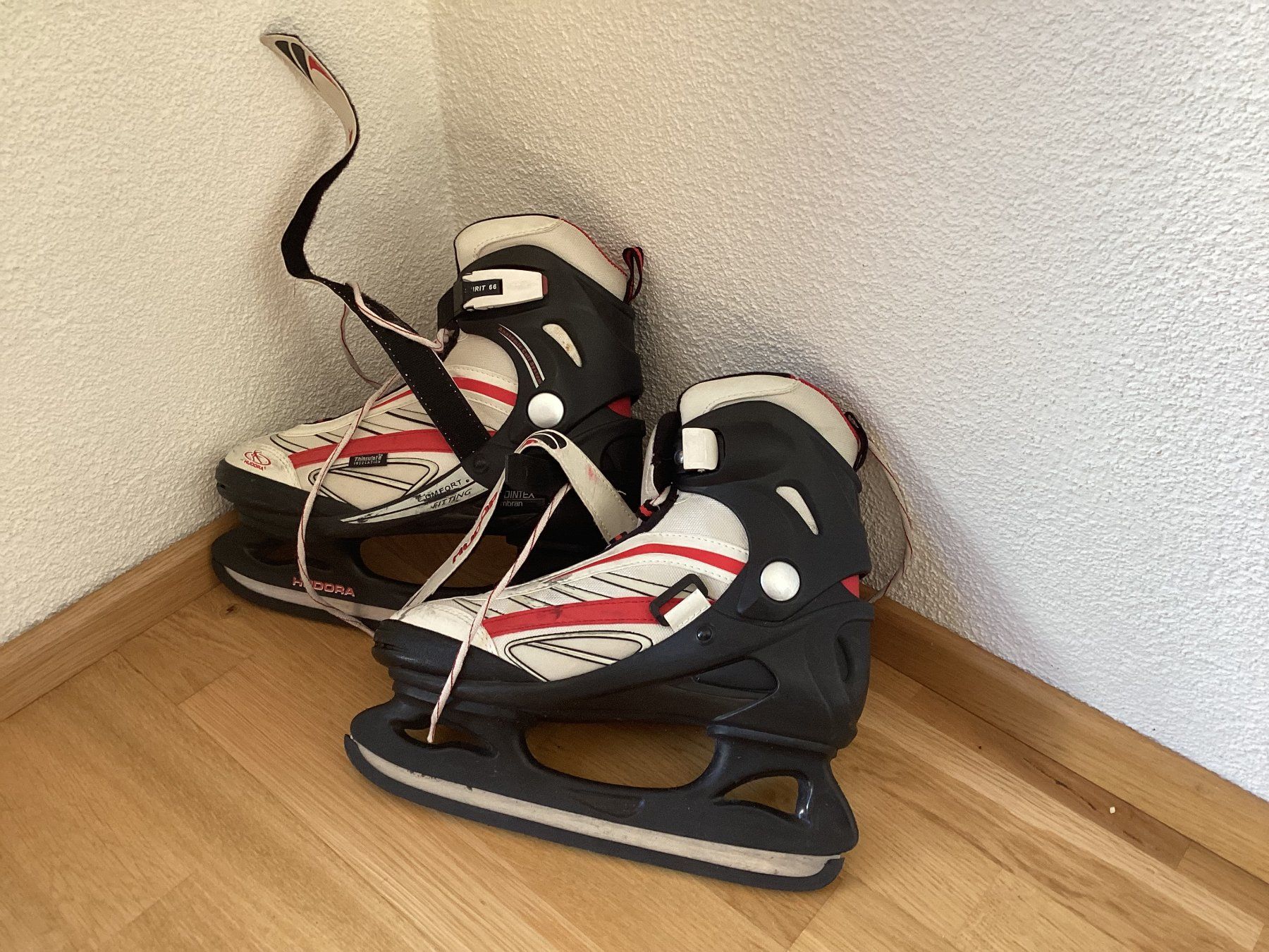 Schlittschuhe: Schlittschuhe – Gebraucht aus Wettingen von F.Buergisser