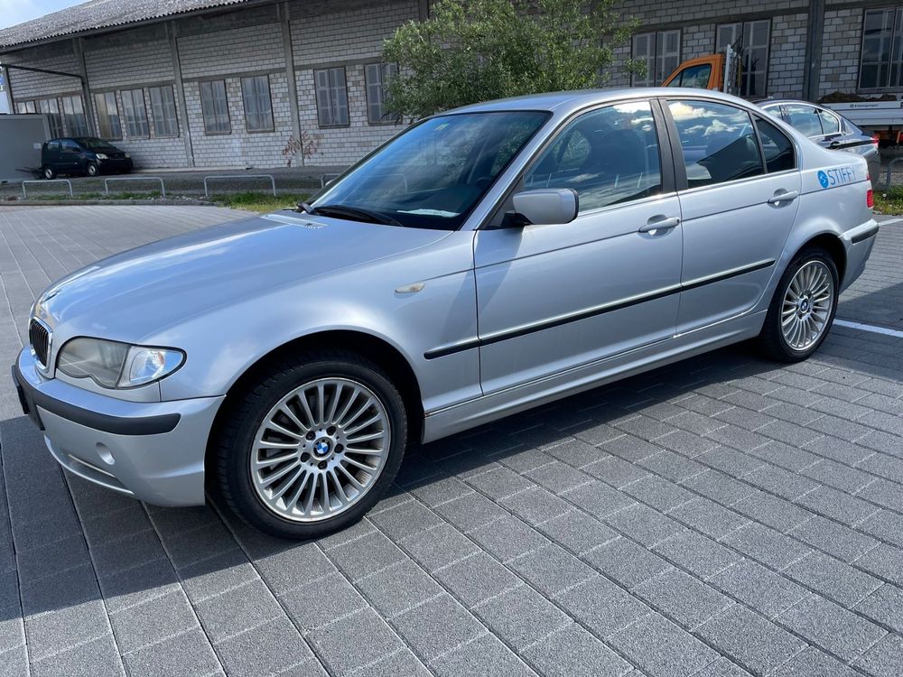 BMW 330xi ab Platz