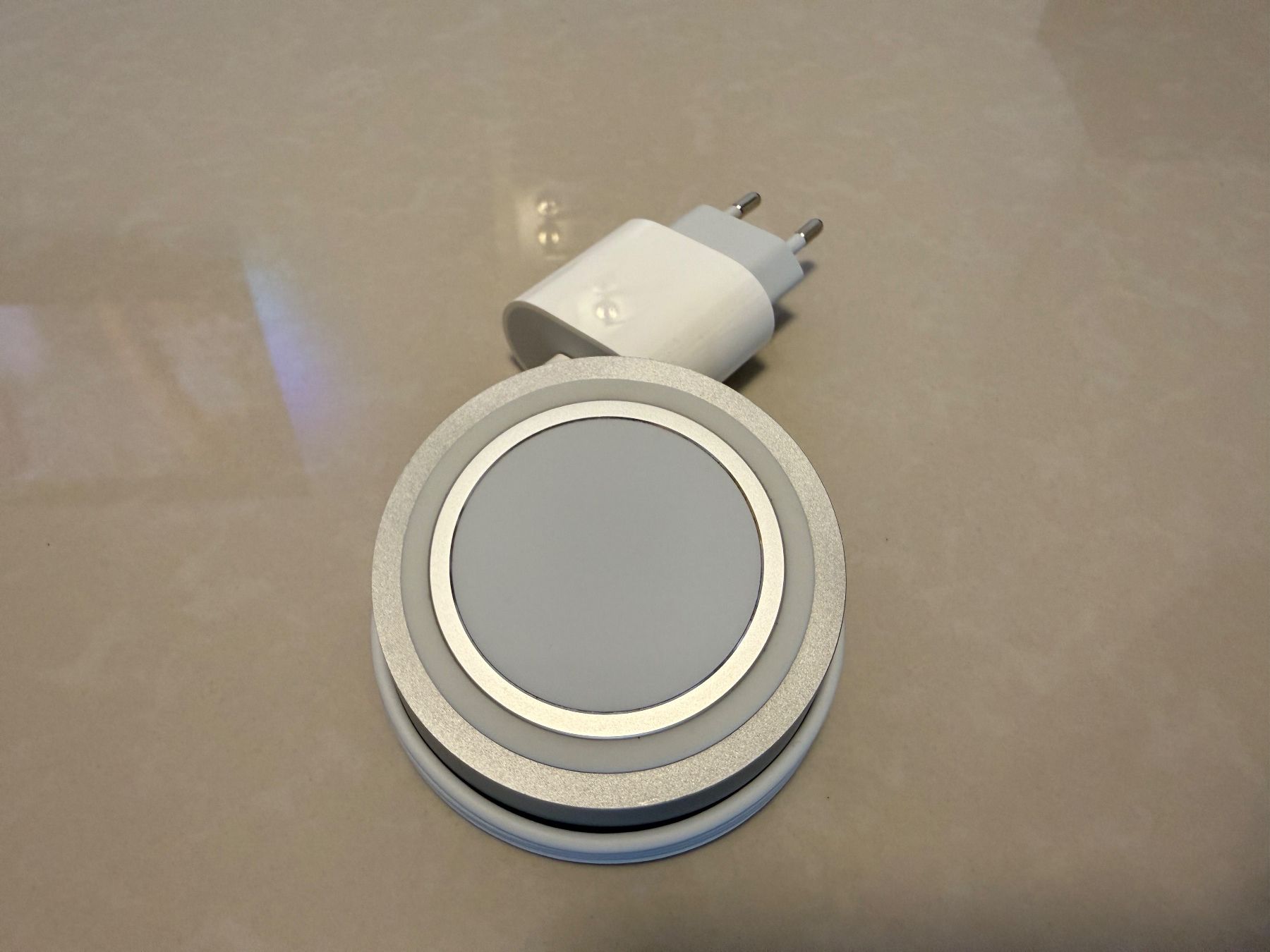 Apple Caricabatterie: Apple MagSafe Ladegerät inkl. 20W Netzteil – Nuovo (secondo la descrizione) da Trimbach venduto da Fily-90
