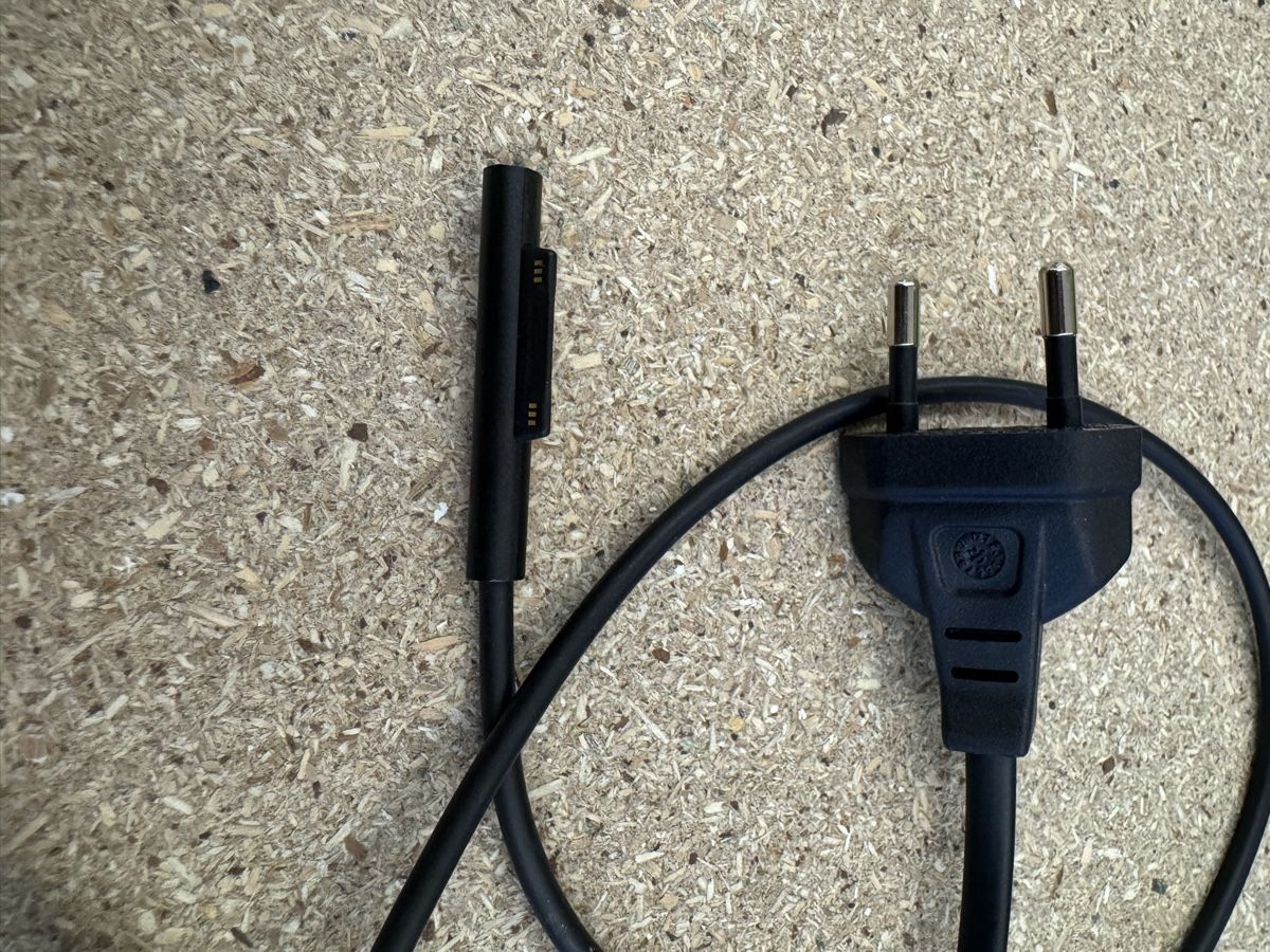 Microsoft Caricabatterie: Original Microsoft 65W Netzteil - Top Zustand! – Usato da Dietlikon venduto da PcConfig 2