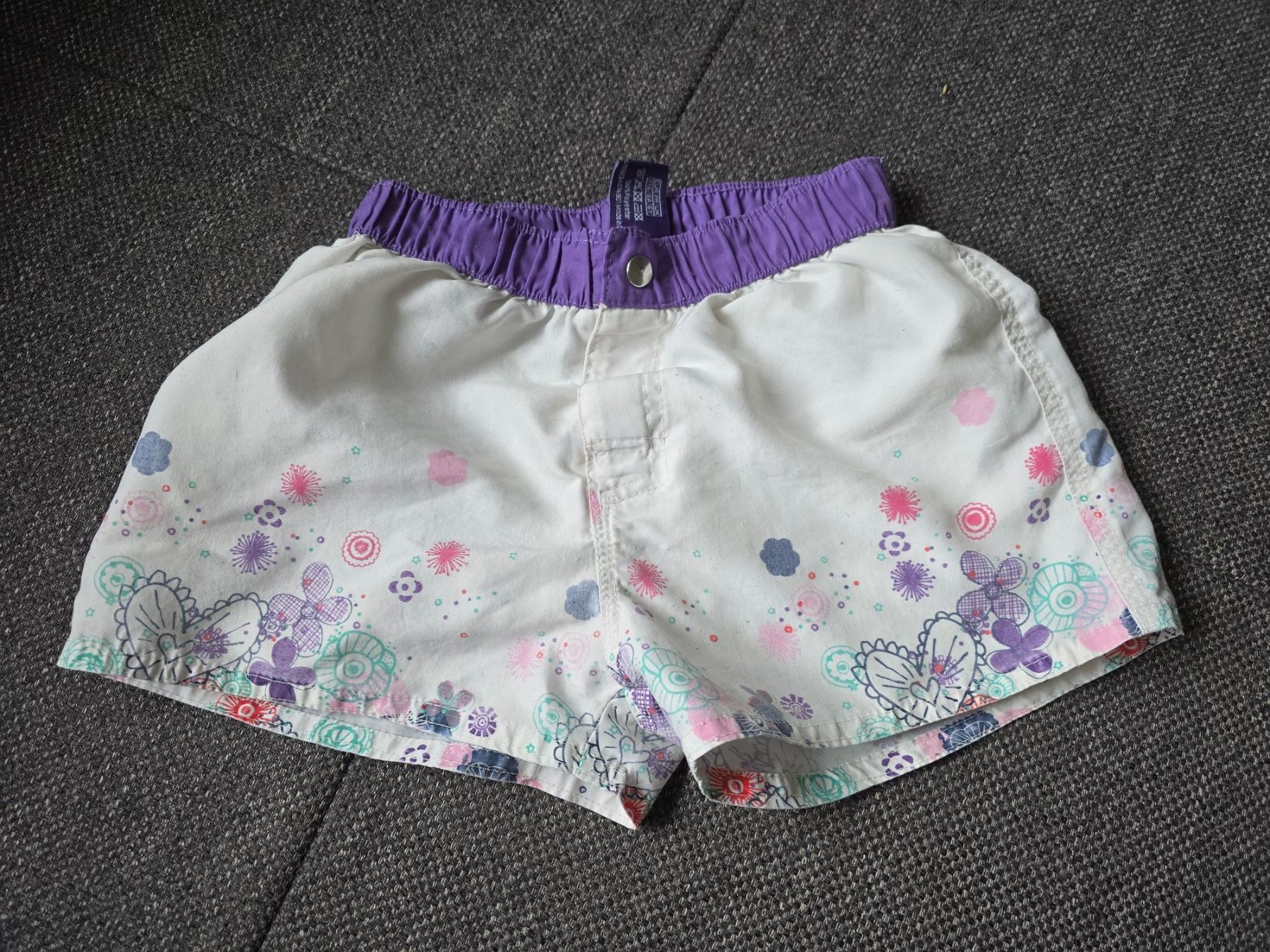 Pantaloni: Kurze Hose Gr. 116 – Usato da Büttikon AG venduto da Amineah