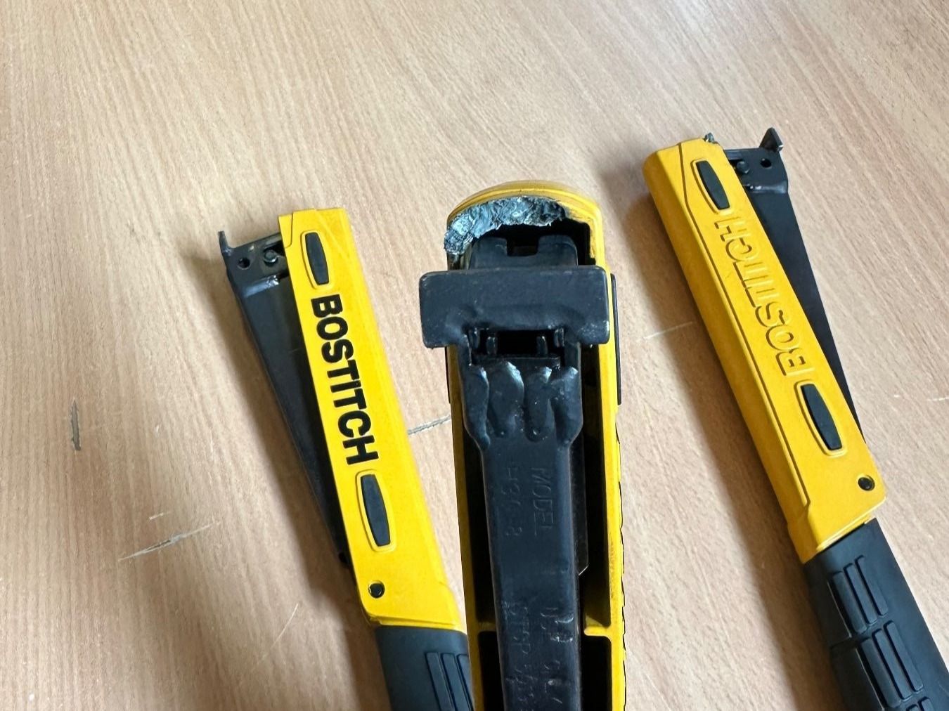 Bostitch Tutti gli attrezzi: Bostitch Hammertacker H30-8 mit Auflageplatte – Usato da Uetendorf venduto da Revotool 2