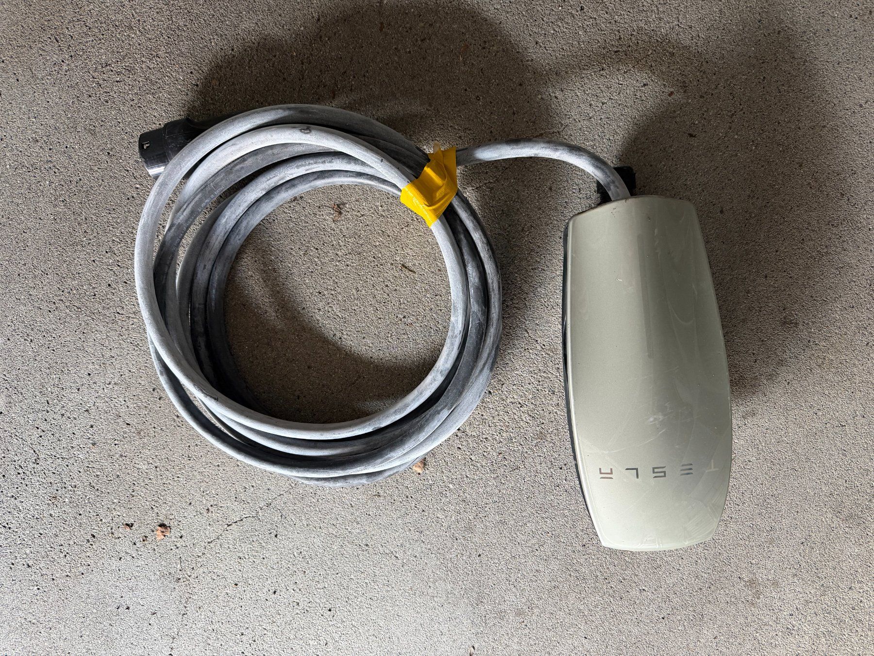 Tesla Batterie-Ladegeräte: Gebrauchte Tesla Wall Connector Gen 2 – Gebraucht aus Unterägeri von Ferminator