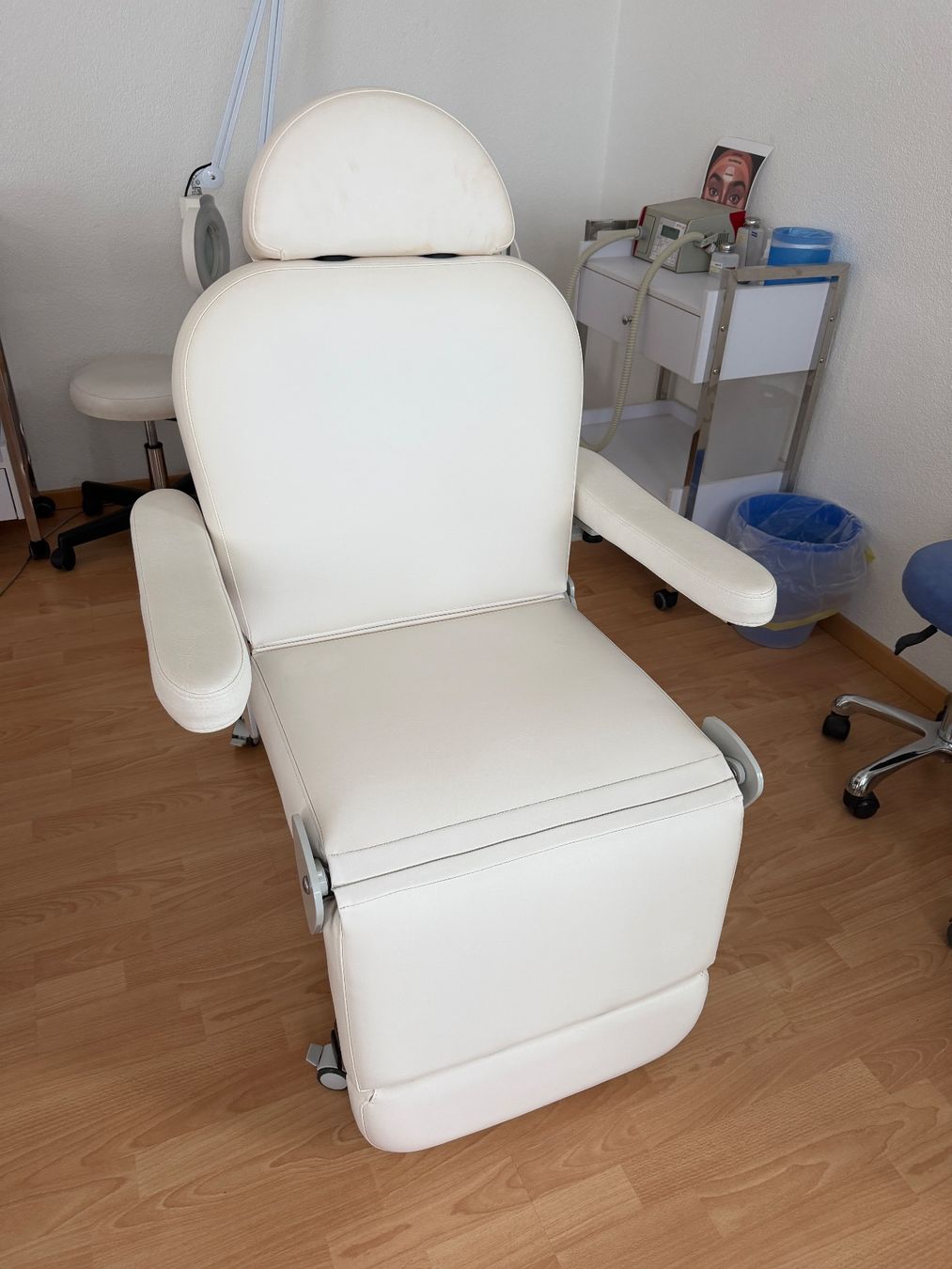 Lettini & sedie per cosmetici: Elektrische Kosmetikliege – Usato da Nussbaumen AG venduto da priz