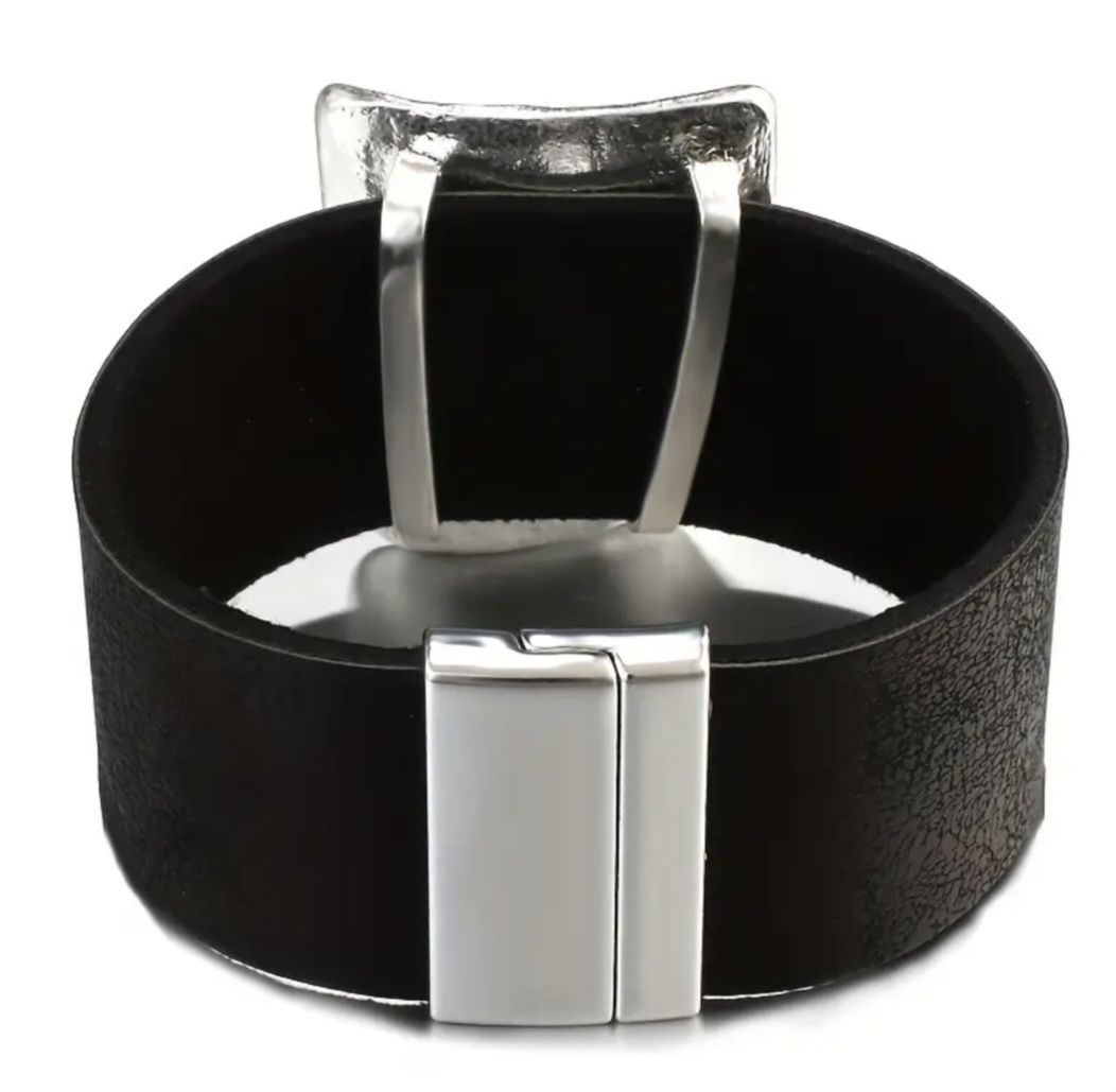 Armbänder & -reifen: Bracciale similpelle nera con decorazione metallo  – Neu (gemäss Beschreibung) aus Giubiasco von Stefaniav 1