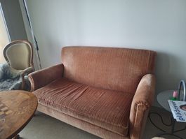 Rosarotes Sofa gratis wegzugeben