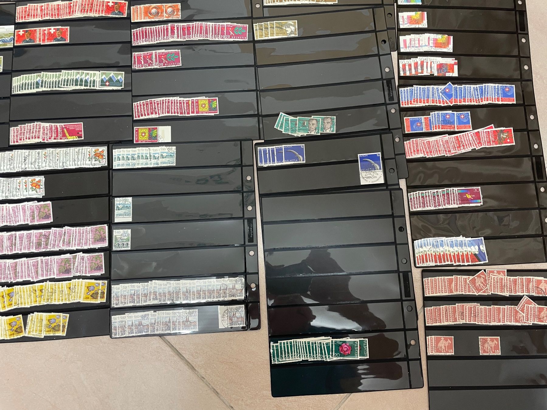 Tous les timbres: 1,5 kg, classeur plein – D'occasion à Sonceboz-Sombeval par Comment2 3