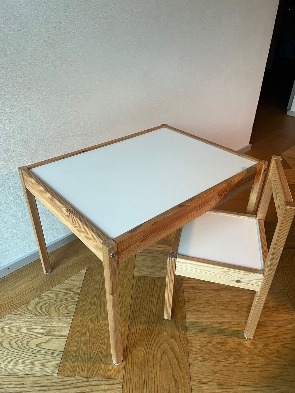 Ikea Set di tavolo e panche: Ikea Kindertisch mit 2 Stühlen – Usato da Zürich venduto da Josephine19