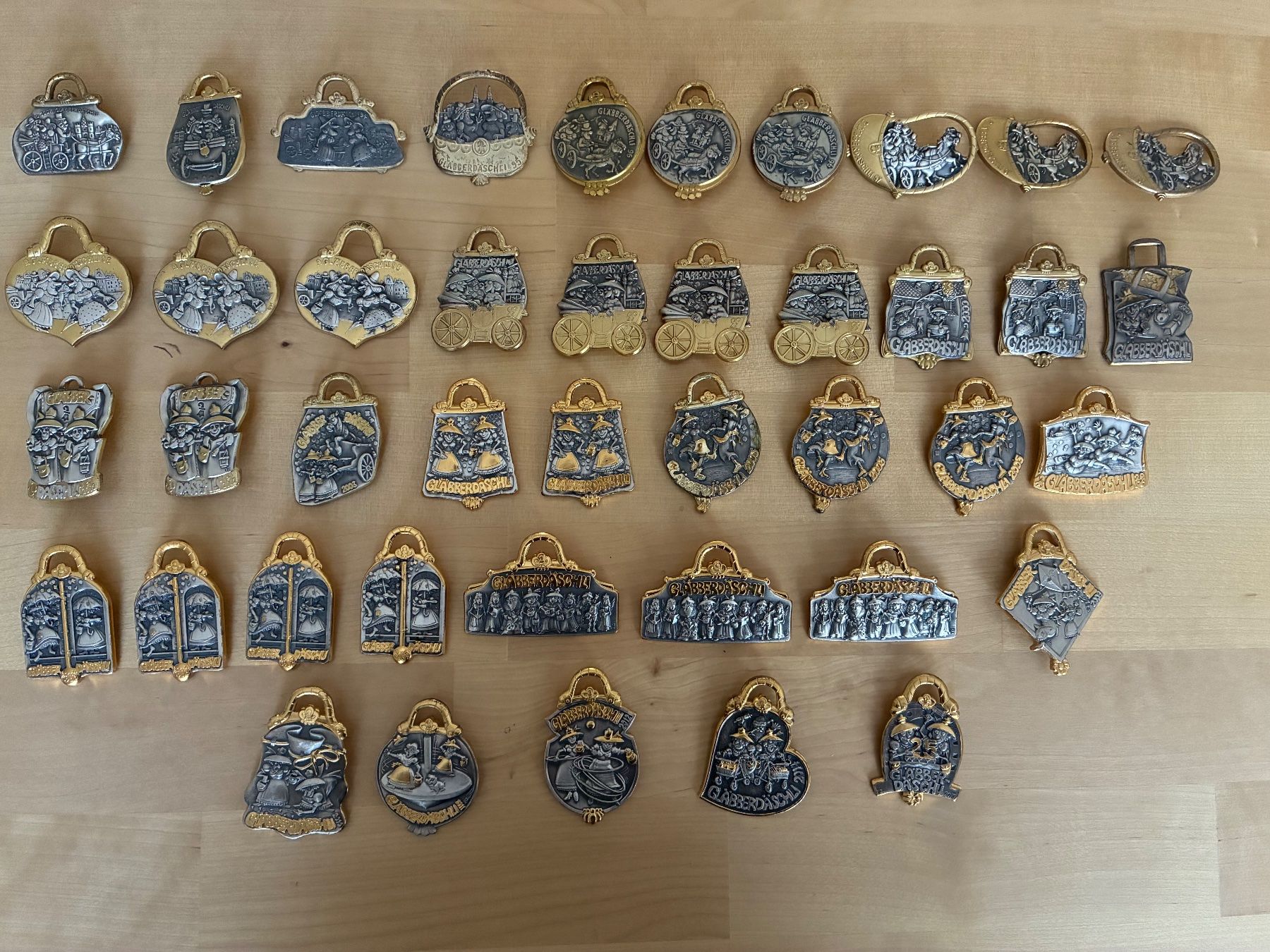 Placchette & Badge: 42 GLÄBBERDÄSCHLI-Plaketten – Usato da Riehen venduto da freestyle_buttons