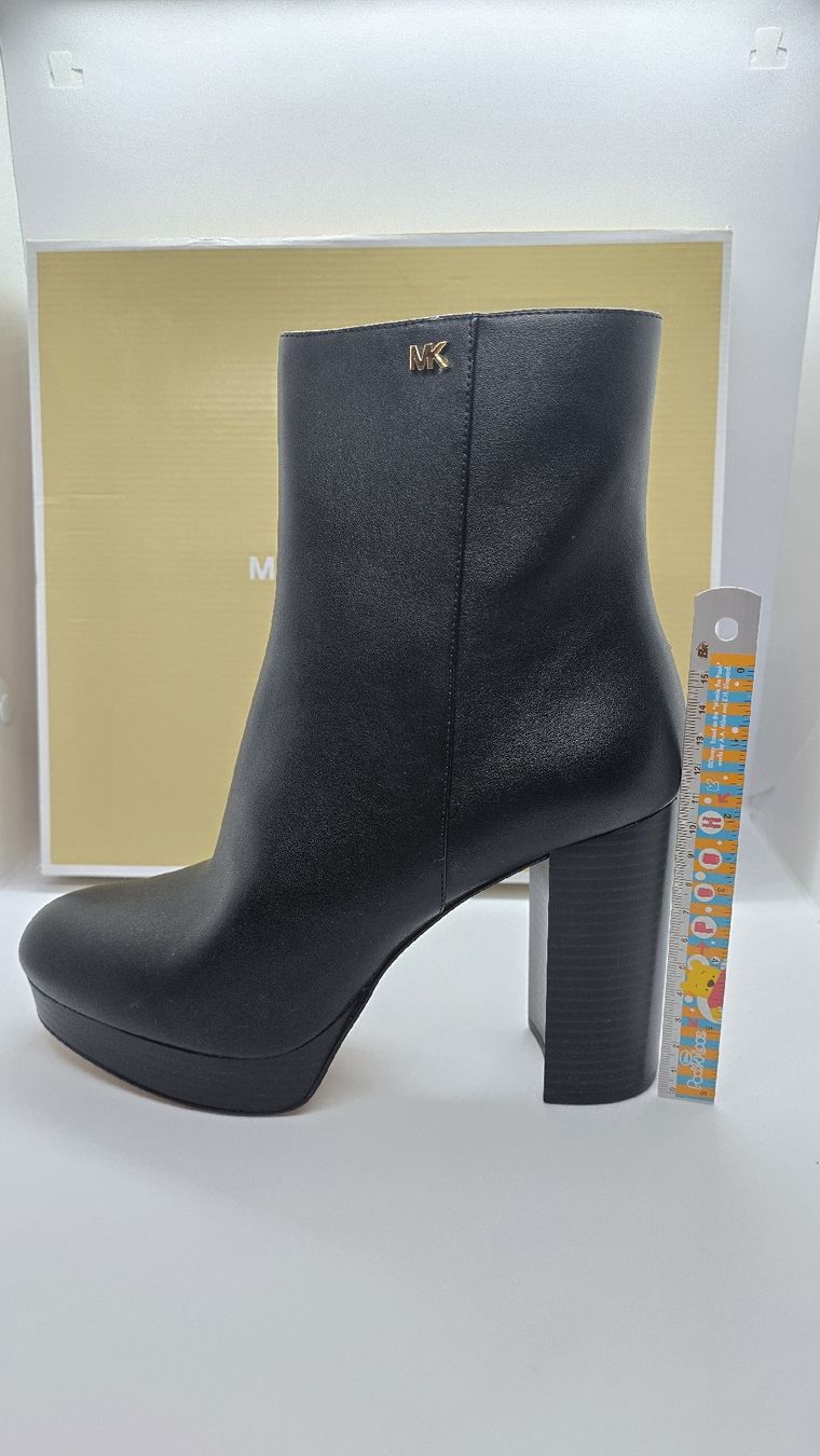 Michael Kors Scarpe da donna: Michael Kors Stiefelette size 40 in Black – Nuovo e nell'imballaggio originale da Biel/Bienne venduto da Yoon62
