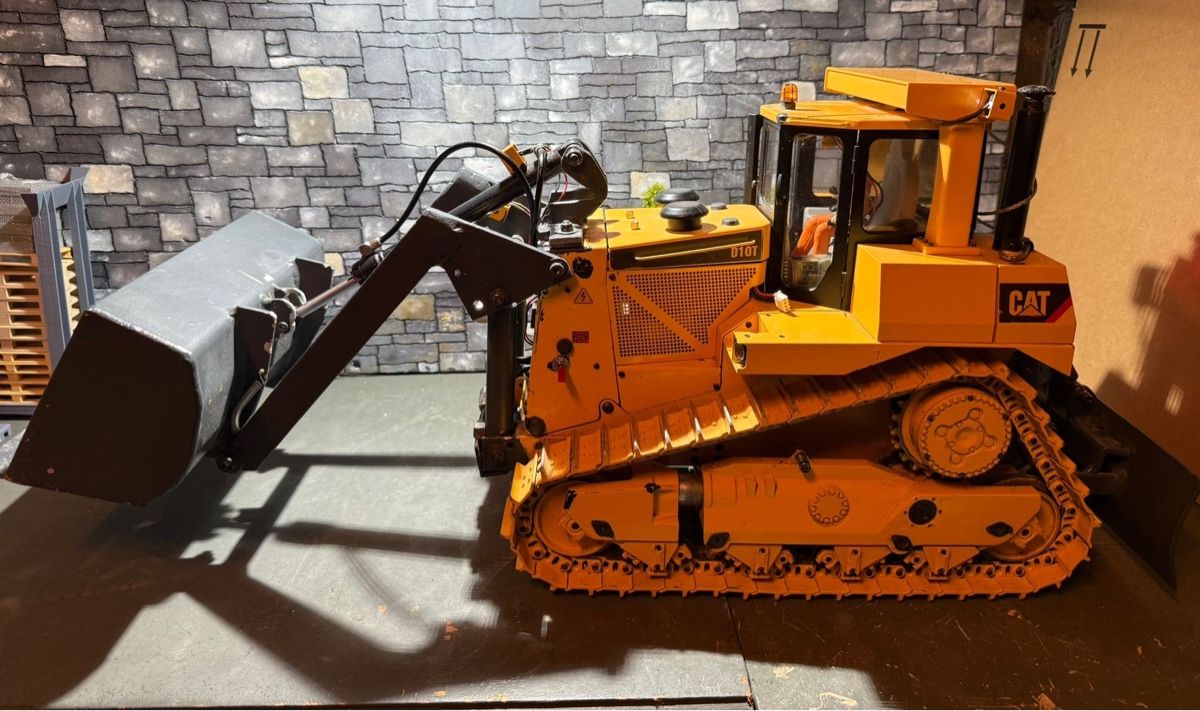 Modellismo RC: RC Bulldozer, Planierraupe 1:14 Hydraulisch – Usato da Altdorf UR venduto da modellbau-widmer
