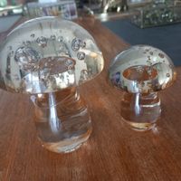 Zwei Glas Deko Pilze m. Luftblasen