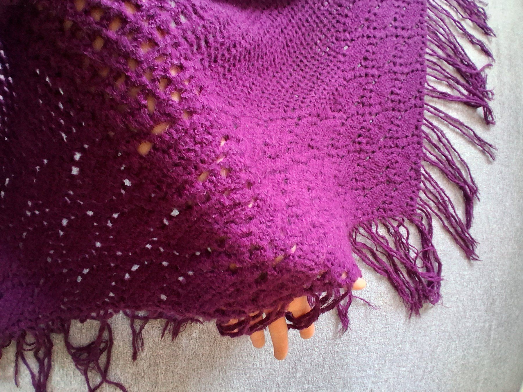 Foulard & Sciarpe: Grosser handgestrickter violetter Schal mit Fransen – Usato da Wald ZH venduto da e8e 7