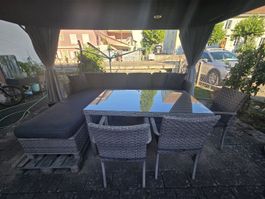 Gartentisch mit Sitzgruppe aus Rattan mit Glasplatte