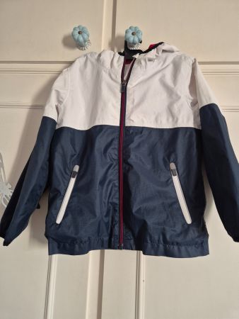 Kapuzenjacke dunkelblau/weiss Gr. 122, leicht gefüttert