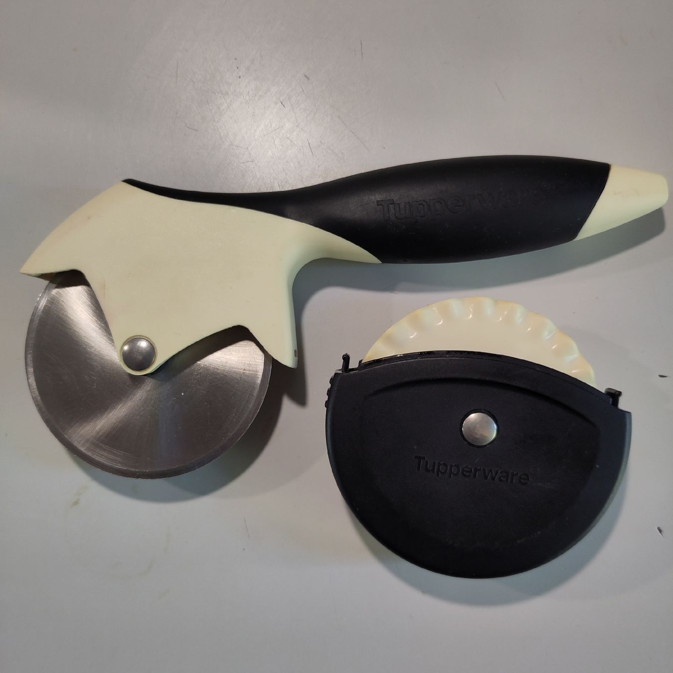 Tupperware Küchengeräte: Tupperware Pizzaschneider – Gebraucht aus Biel/Bienne von gaubad 1