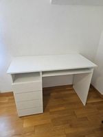 Weißer Schreibtisch mit Schubladen und einem Regal
