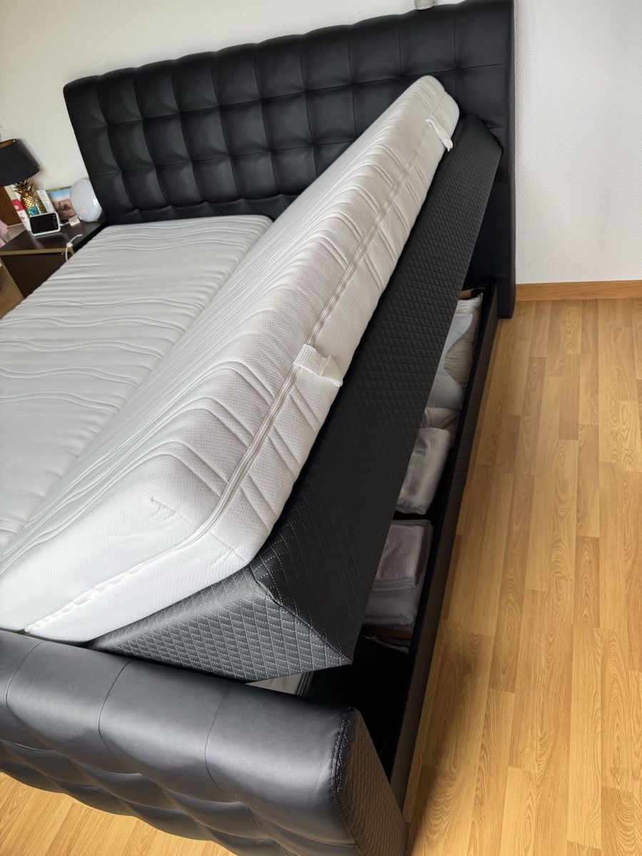 Betten: Bett / Boxspringbett Schwarz Kunstleder fast neue Matrazen – Gebraucht aus Buchs SG von G.M.S. 5