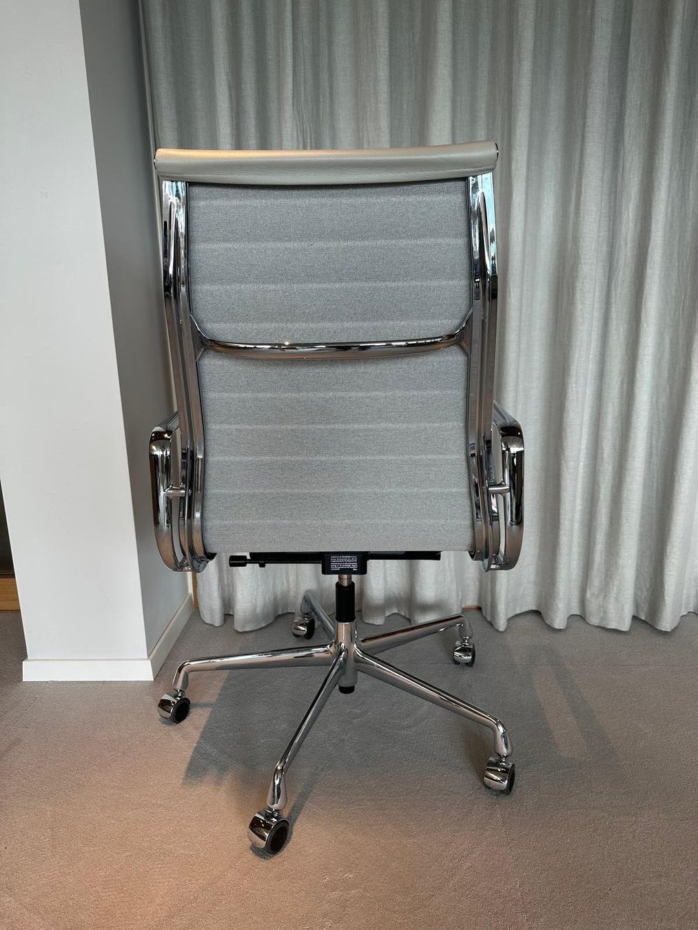 Vitra Stühle: Original Vitra Eames Aluminium Chair EA119 | Leder Hellgrau – Gebraucht aus Zürich von rec_w9tp 1