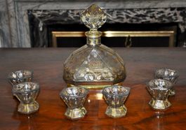 Bottiglia da liquore con sei bicchierini. filigrana argento