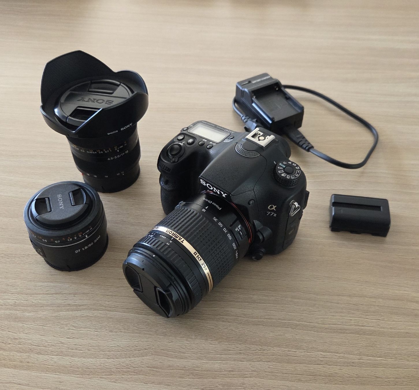 Sony Fotocamera: Sony Alpha 77 ll Kamera mit 3 Objektiven – Usato da Aarburg venduto da mc.cellery