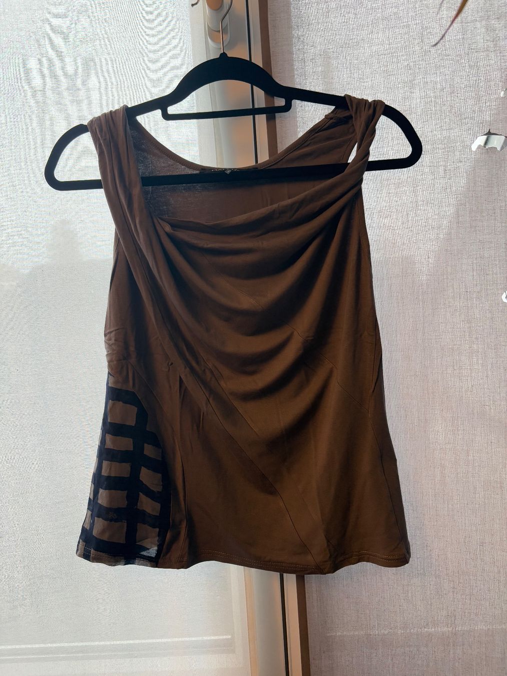 Top: ✨ Top chic gris drapé asymétrique femme T.S – Usato da Lausanne venduto da ine_6c2m