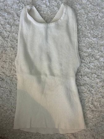 Top in Weiss mit offenem Rücken