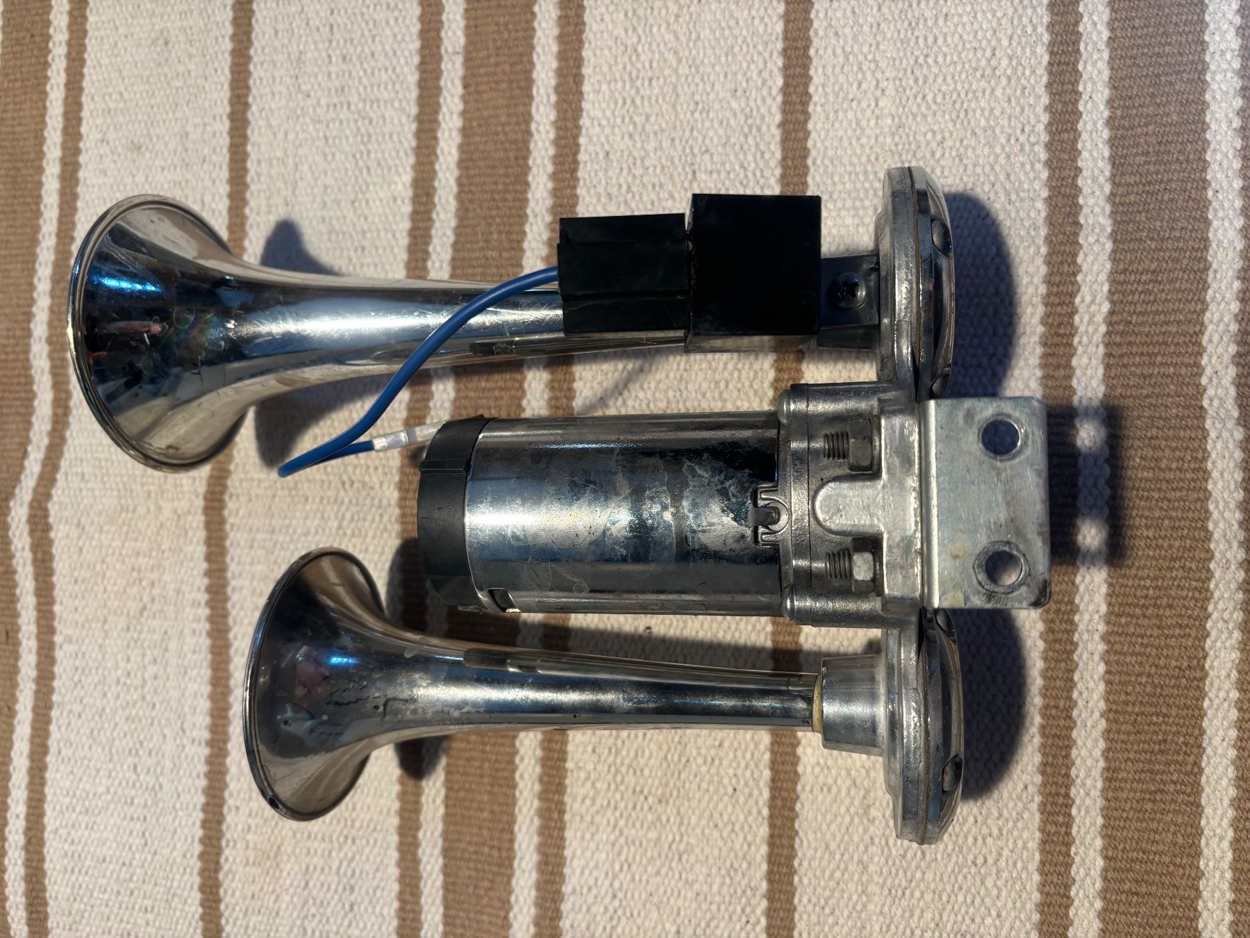 Tutti pezzi di ricambio auto: Auto Hupe / Horn – Usato da Tobel venduto da Sunset 1