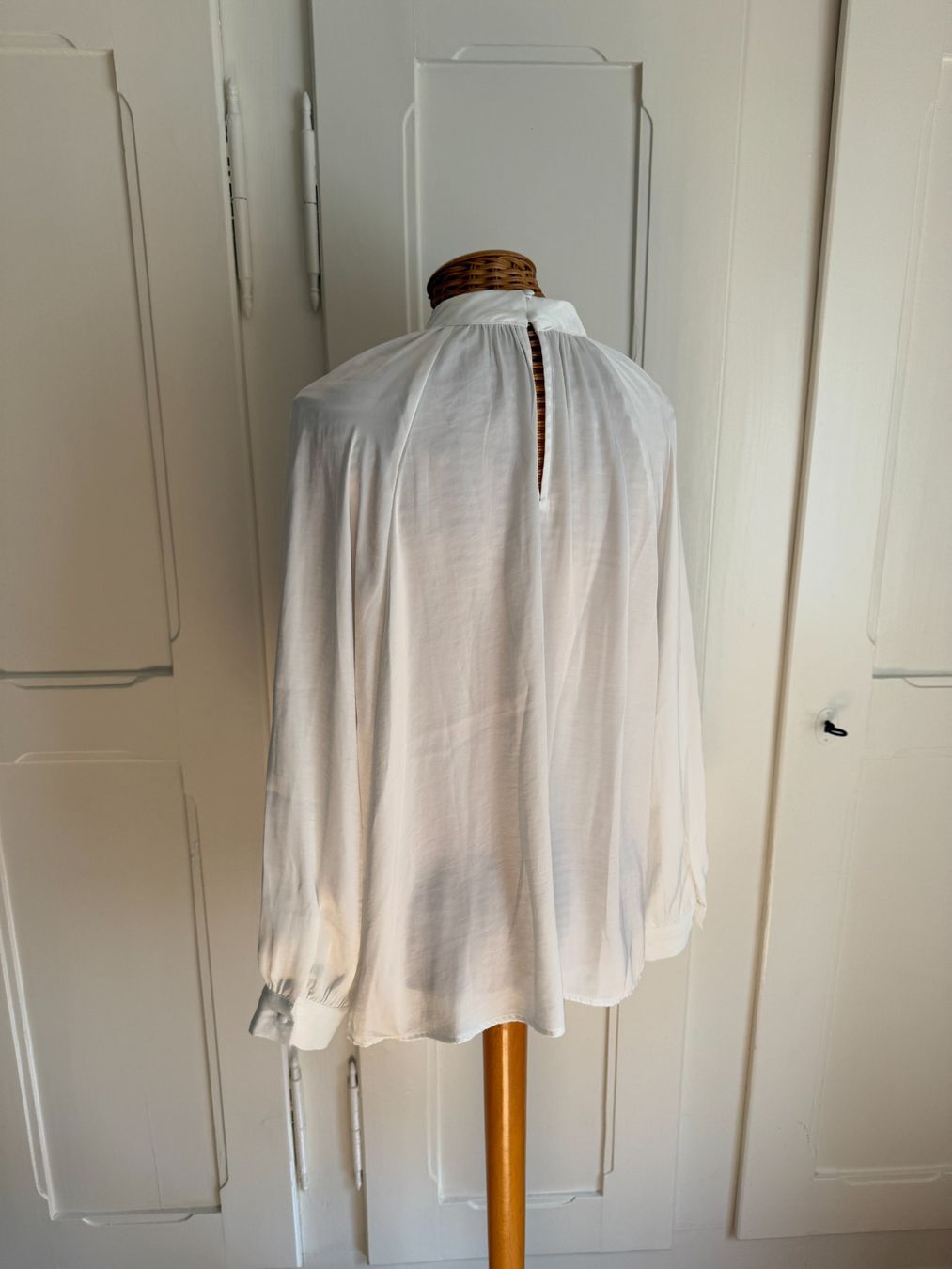 Camicette: Satin Blusenshirt weiss fliessend L – Usato da Zürich venduto da Diazaio 2