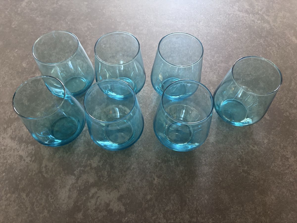 Ikea Bicchieri: Set blaue Trinkgläser (7 Stück) – Usato da Obfelden venduto da Debbie.G