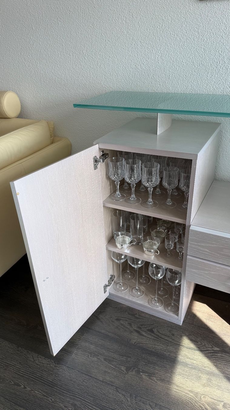Cassettiere: Sideboard mit Glasplatte, Holz, silbern – Nuovo (secondo la descrizione) da Wilen b. Wollerau venduto da gpanzera 3