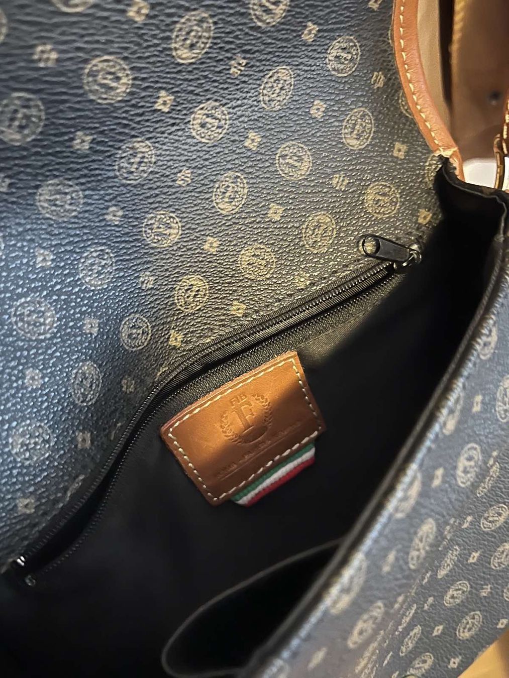 Lotti di vestiti: Frühlingsjacke mit Ledertasche – Usato da Basel venduto da M.M_ 6