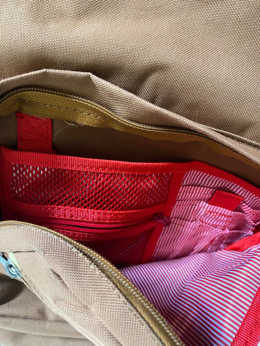 Herschel Zaini: Herschel Rucksack Beige – Usato da Pfungen venduto da car_7l8r 5