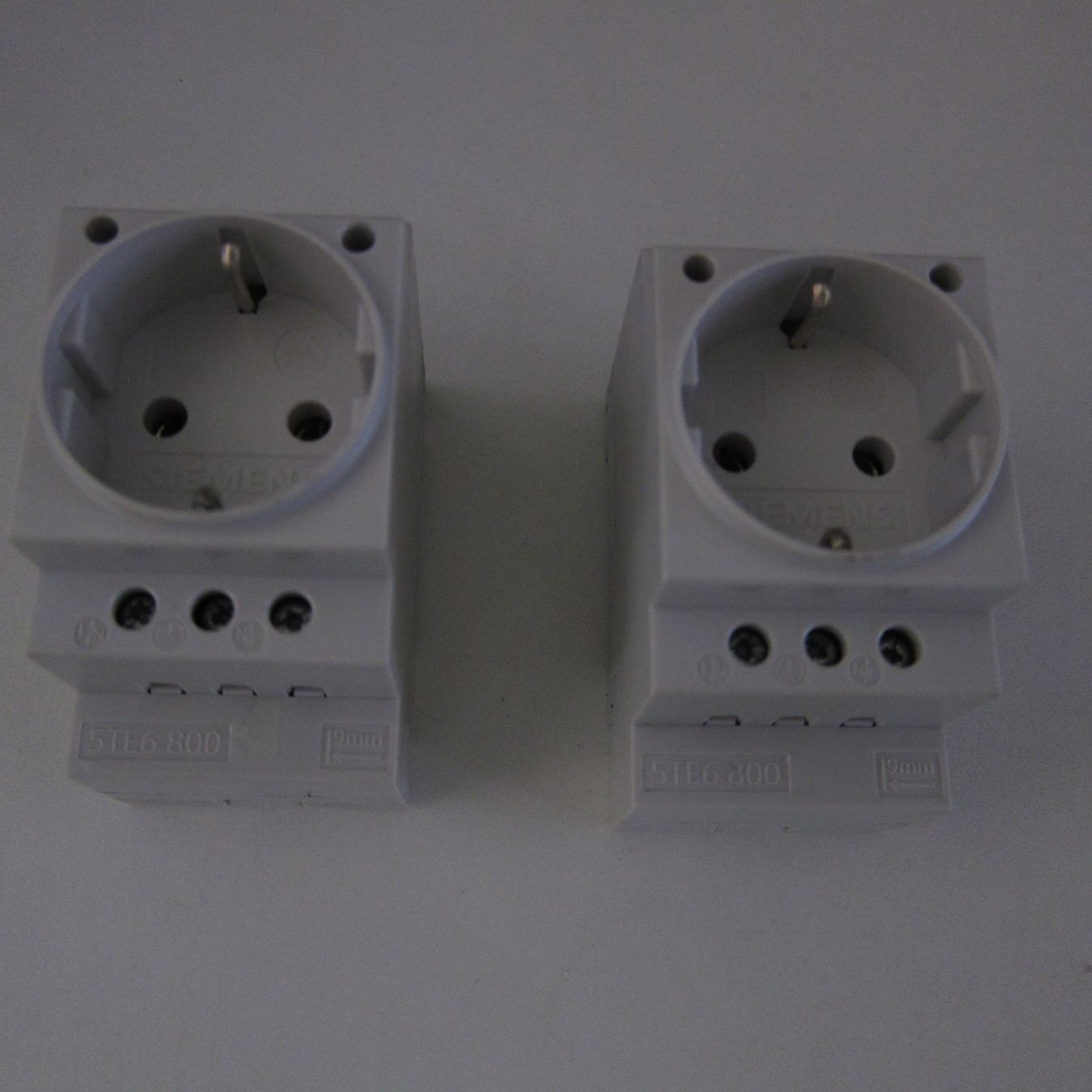 Fiches d'alim.: Schuko Socket,16A, ACC  "Steckdose", 5TE6 800, Siemens – D'occasion à Thun par Estell