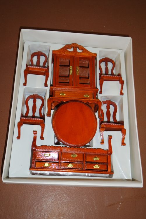 KARLOR Ensemble de meubles de maison de poupée - 7 pièces - Canapé fauteuil table - Théière - Tasses à thé - Accessoires de décoration 1