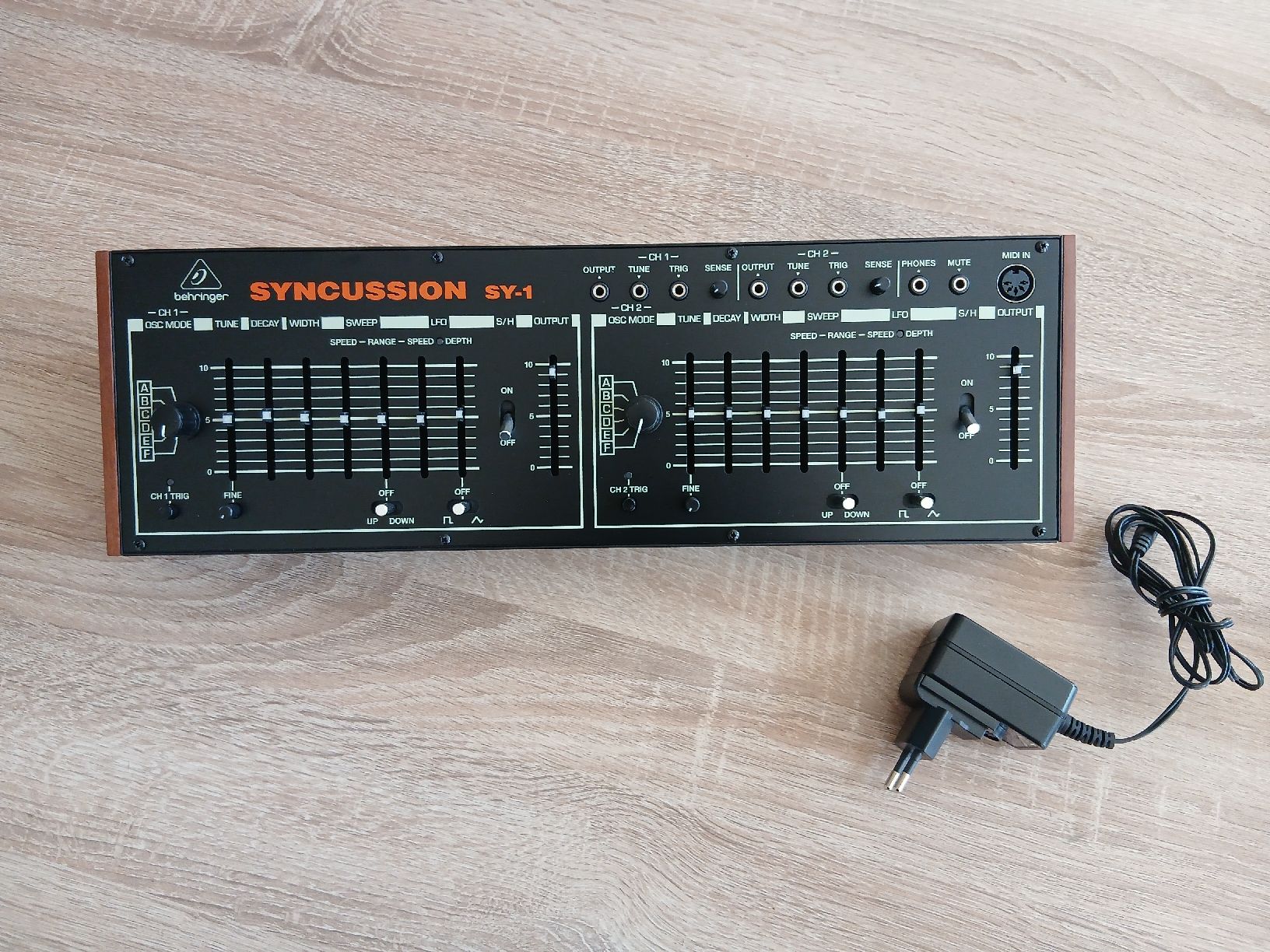 Behringer Instruments de musique: Behringer Syncussion SY-1 Percussion Synthesizer neuwertig – Neuf avec emballage d'origine à Othmarsingen par Studio15