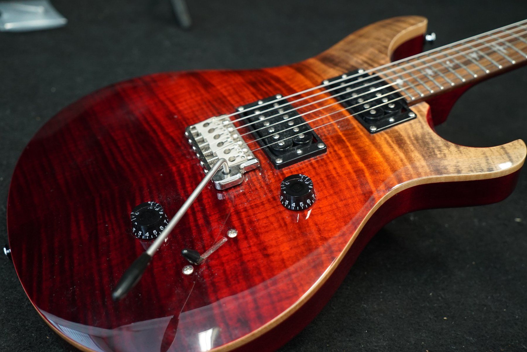 PRS Strumenti musicali: PRS SE Custom 24 Limited Edition in Charcoal Cherry Flame – Usato da Ortschwaben venduto da Musictrade 2