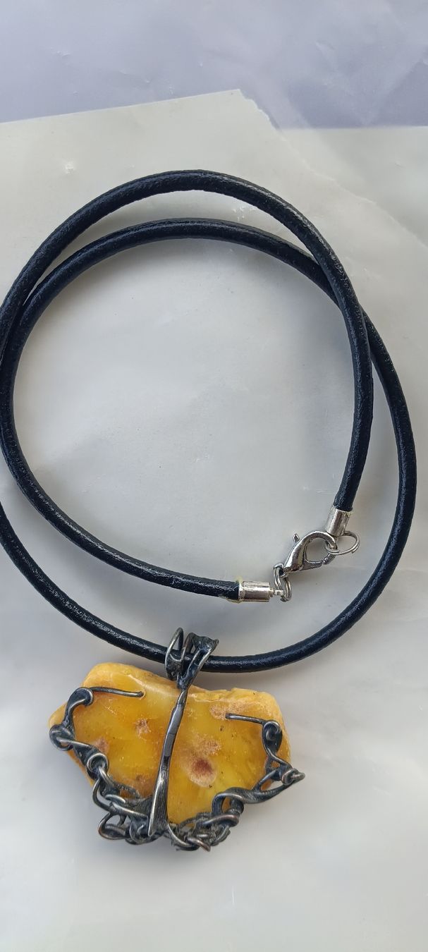Ciondoli: Baltic amber leather, sterling silver handmade necklace  – Nuovo e nell'imballaggio originale da Zürich venduto da cat_9cvz