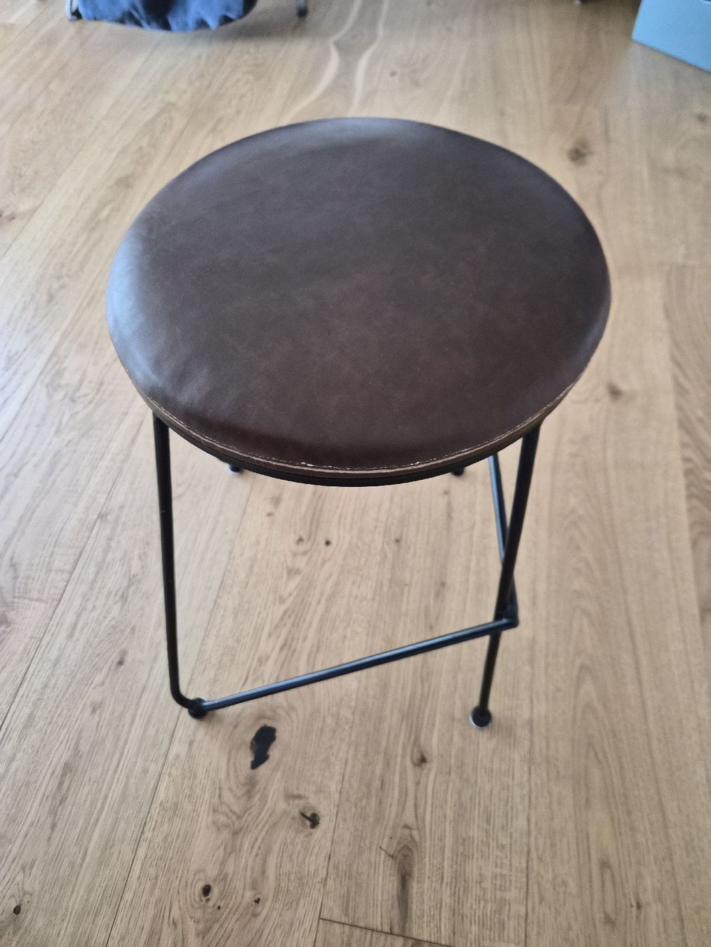 Sgabelli: Brown Leather Round Stool — Maison du Monde – Usato da Maur venduto da Sofi___ 2