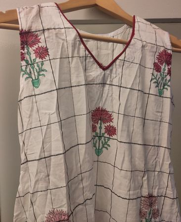 Weisse Tunika mit Blumenmuster von Zara Shahjahan, Gr. S