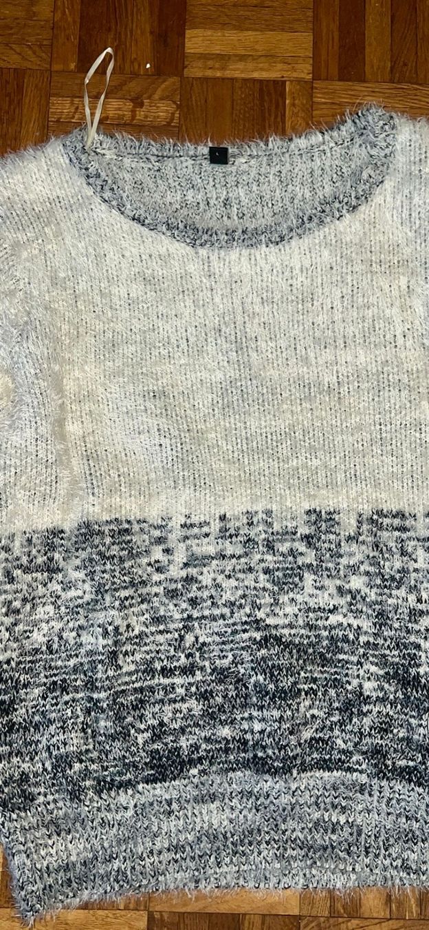 Pulls & Sweat-shirts: Flauschiger Winter Pullover, Grösse L, Grau/Weiss – D'occasion à Basel par Tierschutz-Flohmi 3