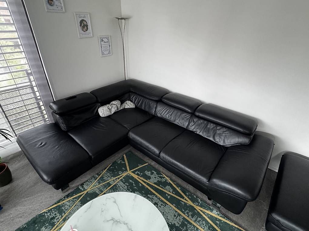 Sofas: Schwarzes Leder-Ecksofa mit Longchair  – Gebraucht aus Wiesendangen von Aleksad
