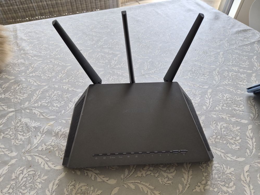 Netgear Modem & Router: Netgear Router R7000 Nighthawk AC1900 – Usato da Zürich venduto da jlabelle