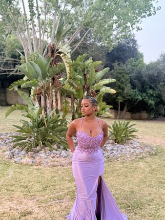 Robe de soirée longue satin violet avec corset brodé