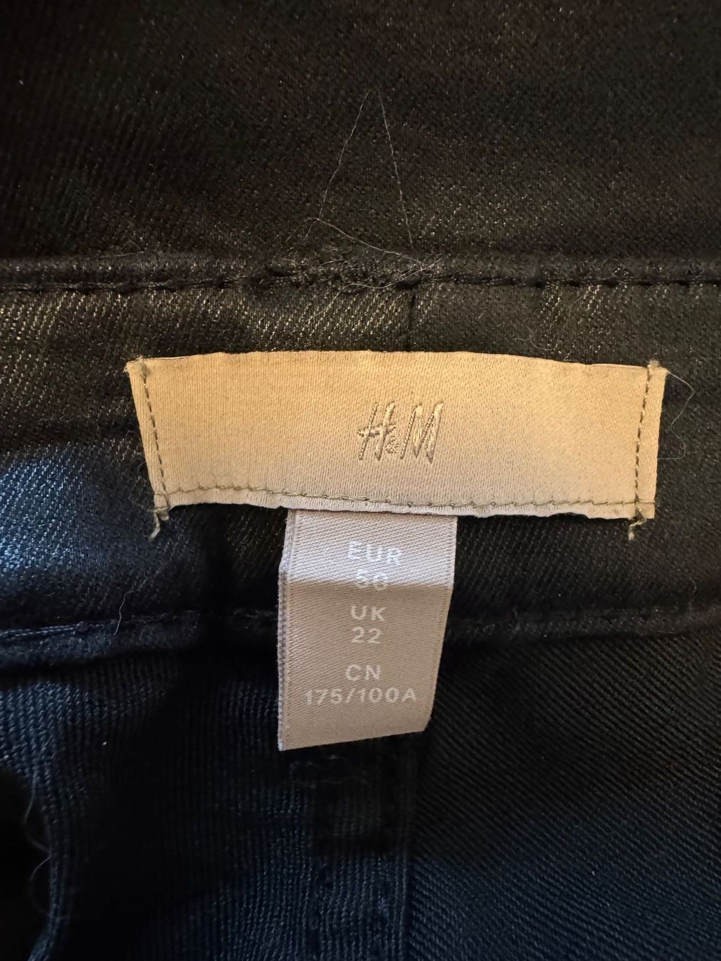 H&M Pantaloni: Hose schwarz Lederlook – Usato da Gattikon venduto da saxo16