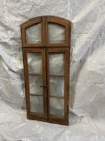 Altes Sprossenfenster mit Rundbogen aus Holz