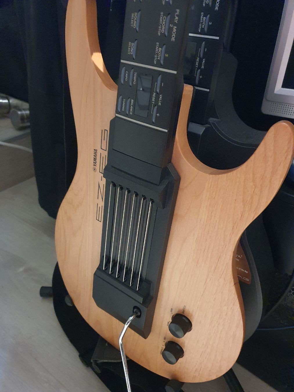 Yamaha Strumenti musicali: 2 Yamaha midi guitars with loudspeakers – Usato da Muri AG venduto da Jeromia 1