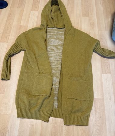 STRICKJACKE MIT KAPUZE
