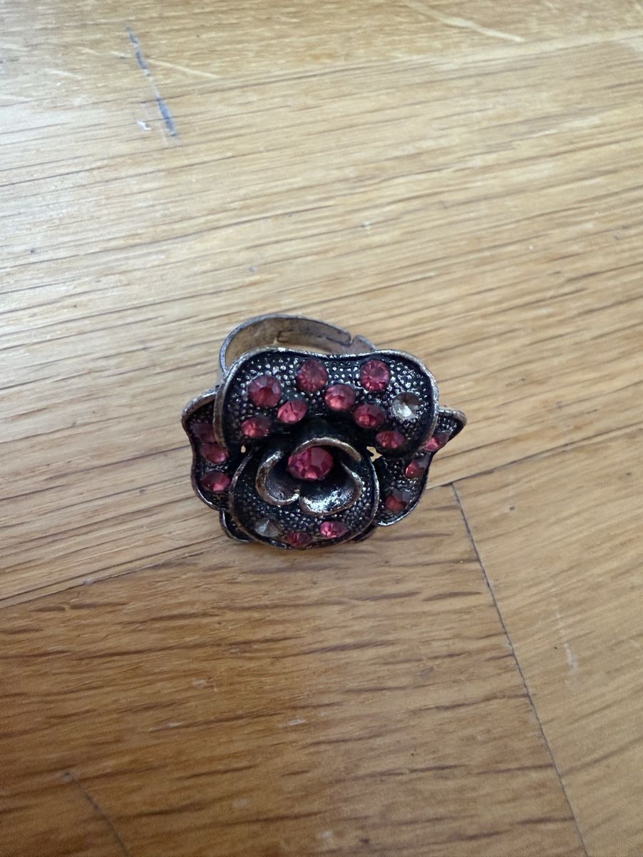 Anelli: Ring Blumenform mit roten Steinen Grösse verstellbar – Usato da Richterswil venduto da cobruetsch 2