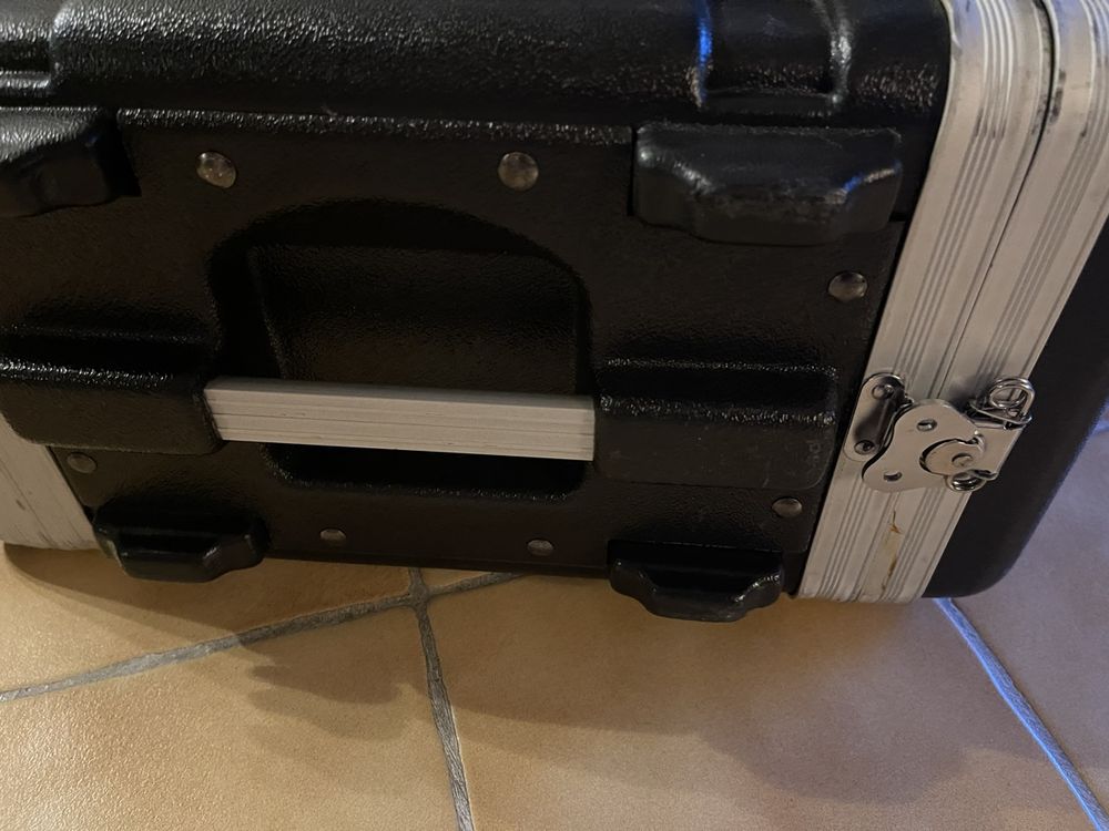 Gator Cases - Flight Case moulé pouvant contenir jusqu'à 15 microphones câblés avec loquet de verrouillage approuvé par TSA et rangement des câbles; (GTSA-MIC15
